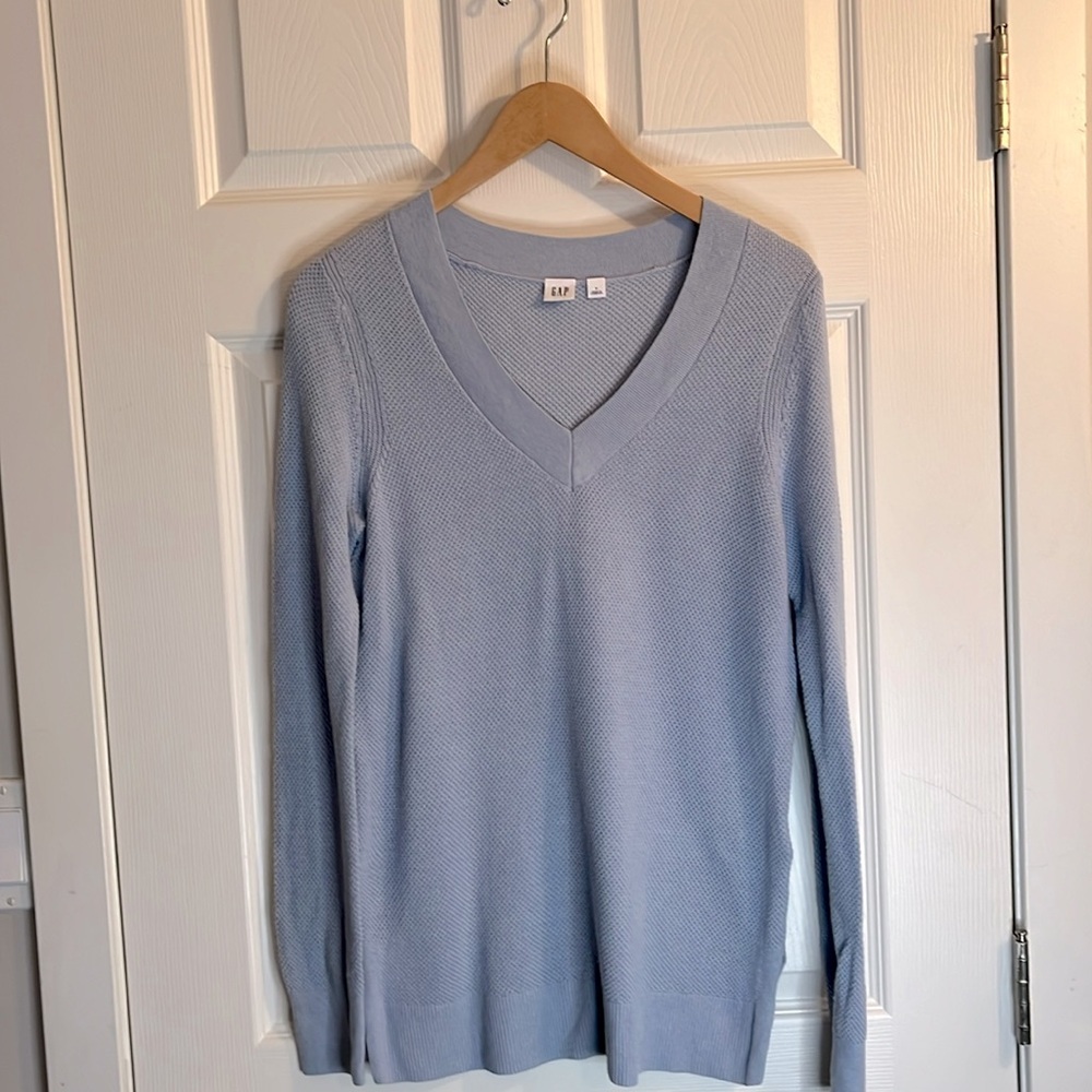 Gap lightweight v-neck sweater women’s M blue